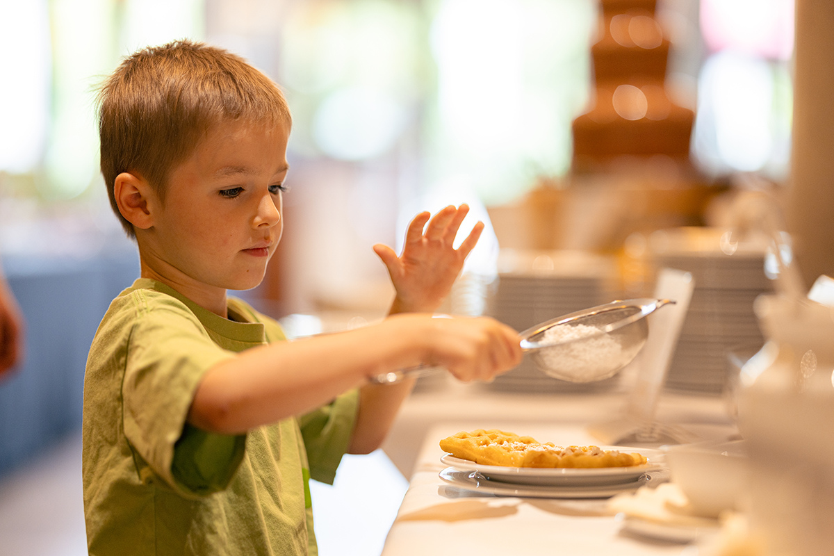 Kinder beim Brunch