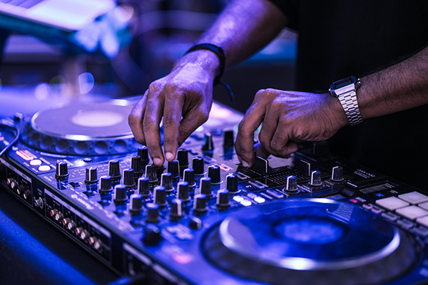 DJ